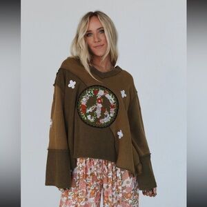 ❤️☮️✌🏼🕊️POL Olive Green Embroidered V‑Neck Sweatshirt three bird nest